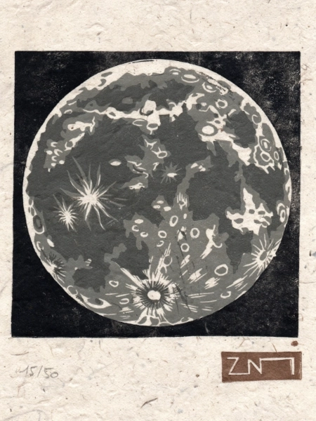 Linogravure de la lune, en gris sur papier fibré beige